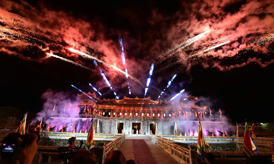 Huế “cháy phòng” dịp lễ, hơn 600.000 lượt khách đổ về khám phá Đại Nội về đêm