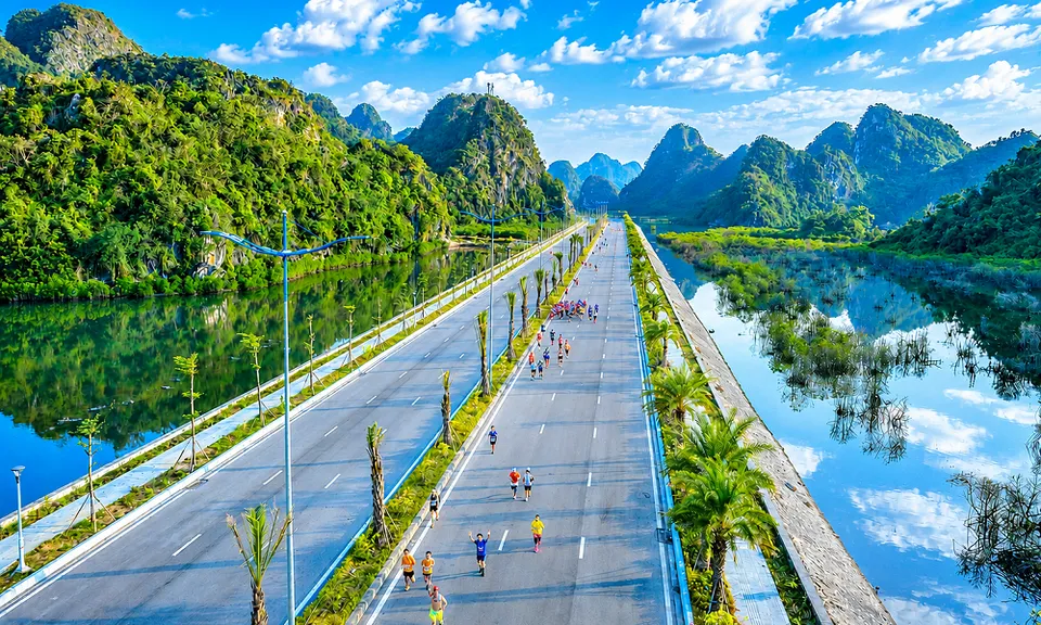 Quảng Ninh rộn ràng chào thành phố mới