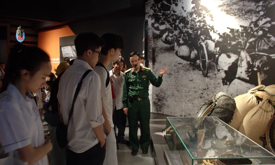 Ngắm nước mình qua lăng kính Bảo tàng Lịch sử Quân sự Việt Nam