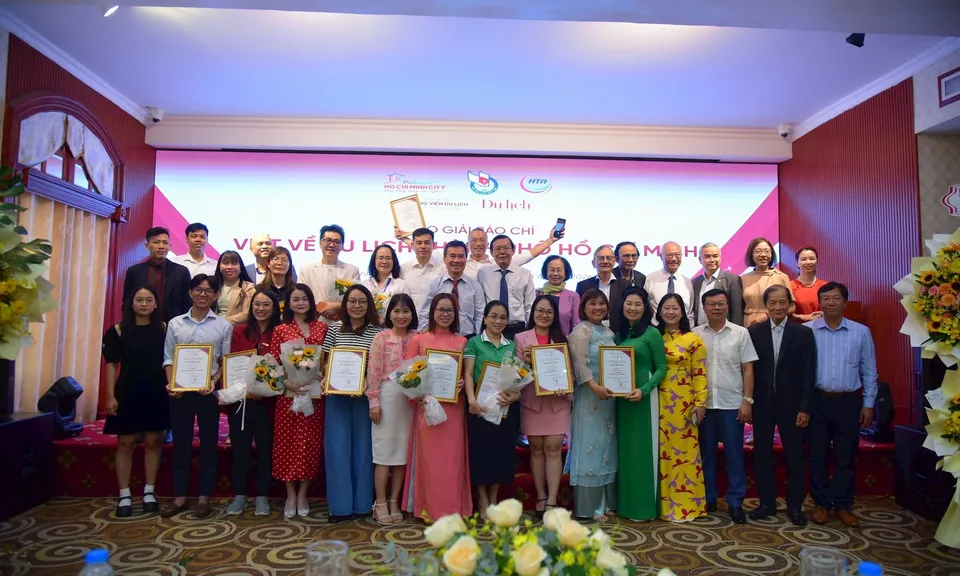 Chủ tịch Hiệp hội Du lịch Việt Nam trao giải cho 17 tác phẩm báo chí xuất sắc viết về du lịch