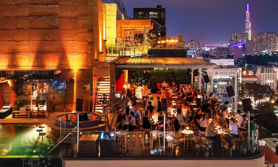 Ít người biết: Những điểm hẹn nightlife "ẩn mình" trong khách sạn 5 sao ở TP.HCM