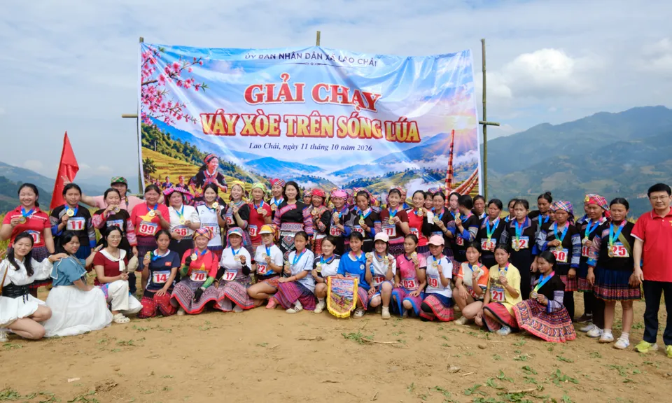 Váy xòe rực rỡ giữa sóng lúa Lao Chải